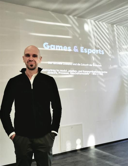 Alumnus Alex Ziska sprach über die „Ups and Downs“ der Gaming- und eSports-Branchen